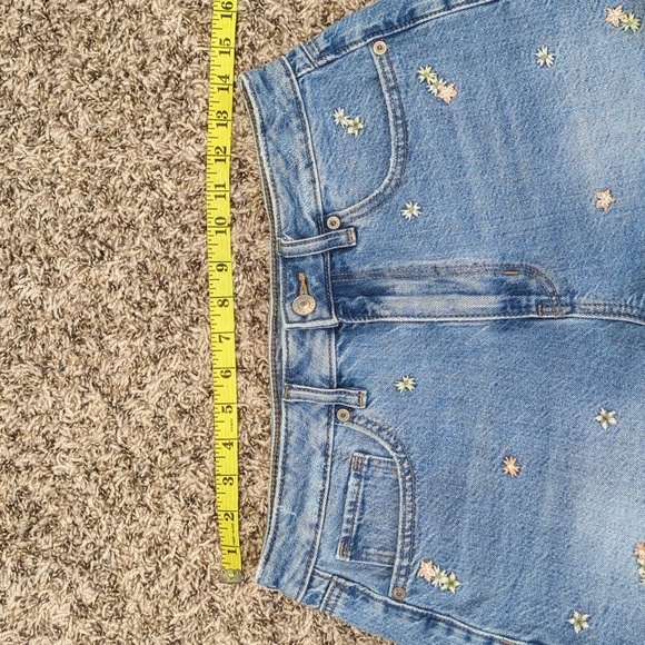 American Eagle bue floral embroidered high rise denim cut off mom shorts - Picture 4 of 11
